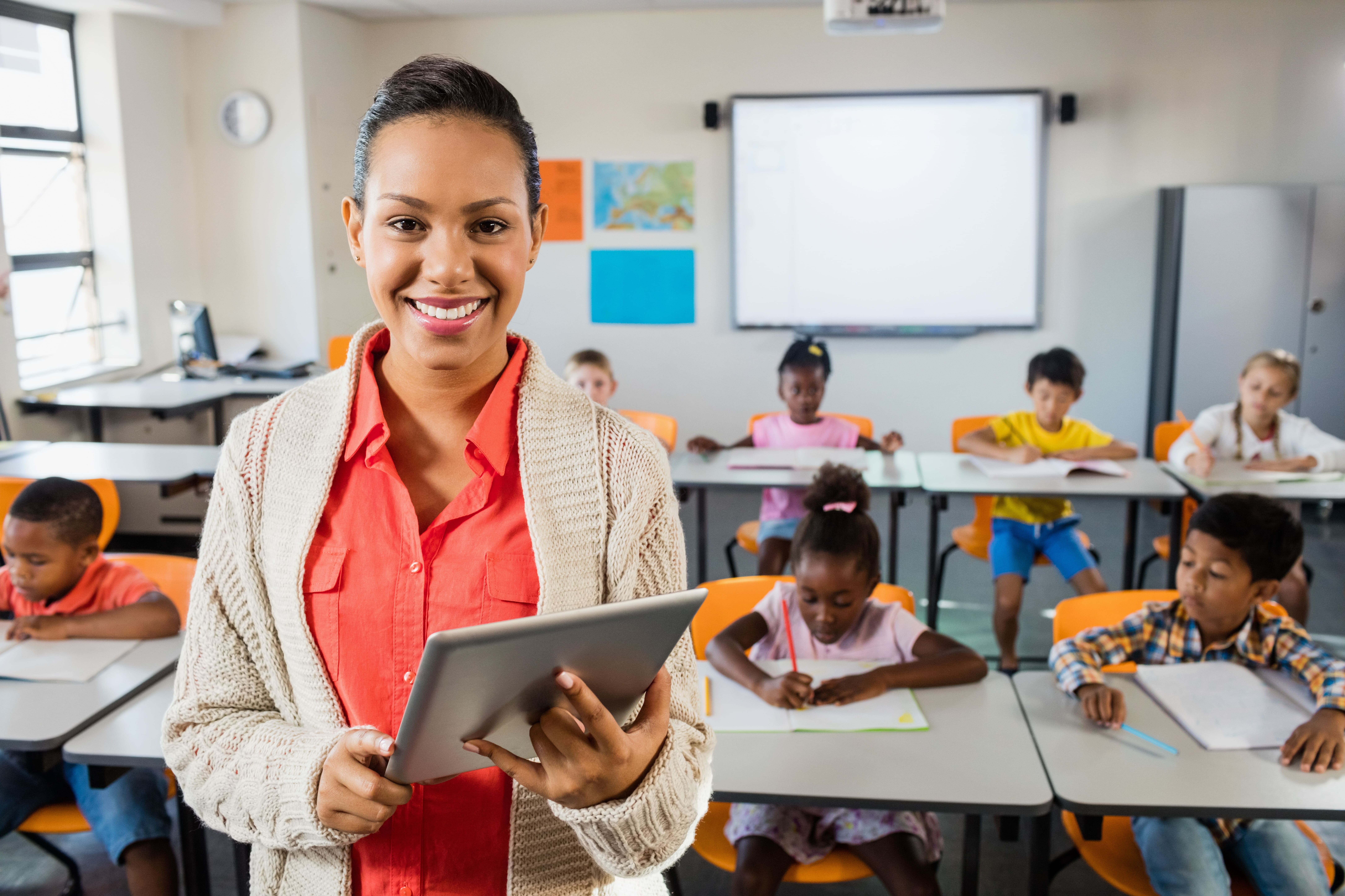 Nas escolas com sistema Dom Bosco, os professores assumem o posto de tutores dos alunos, auxiliando-os em diversas tarefas que vão além do aprendizado intelectual. Saiba mais neste texto!