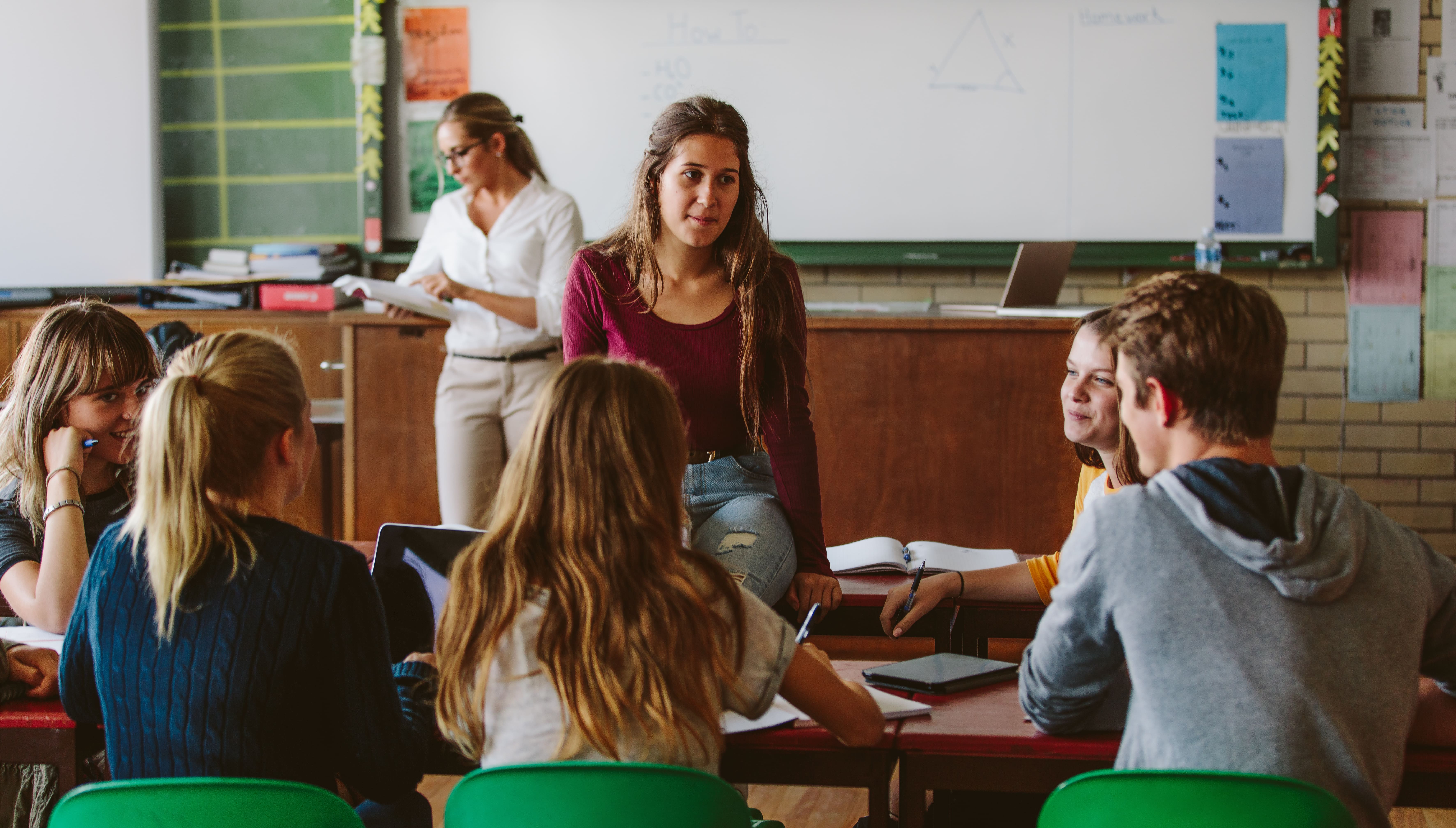 Um sistema de ensino pode oferecer à sua escola uma série de recursos extras que beneficiam os estudantes e os professores.