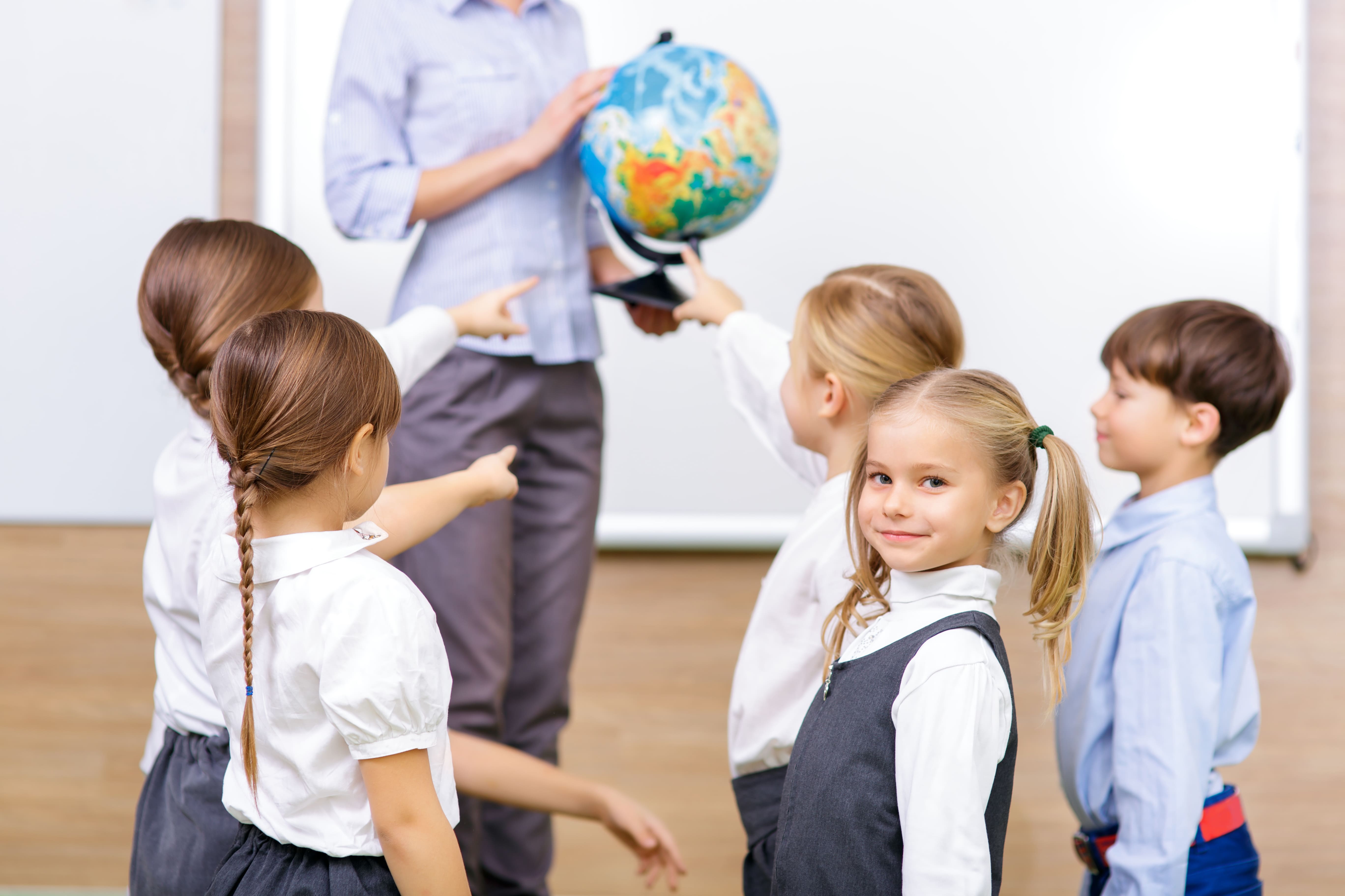 A escolha da ferramenta pedagógica que a sua escola vai utilizar é muito importante e deve ser feita com calma. Para te ajudar a decidir, confira o texto abaixo no qual falamos de materiais lúdicos.