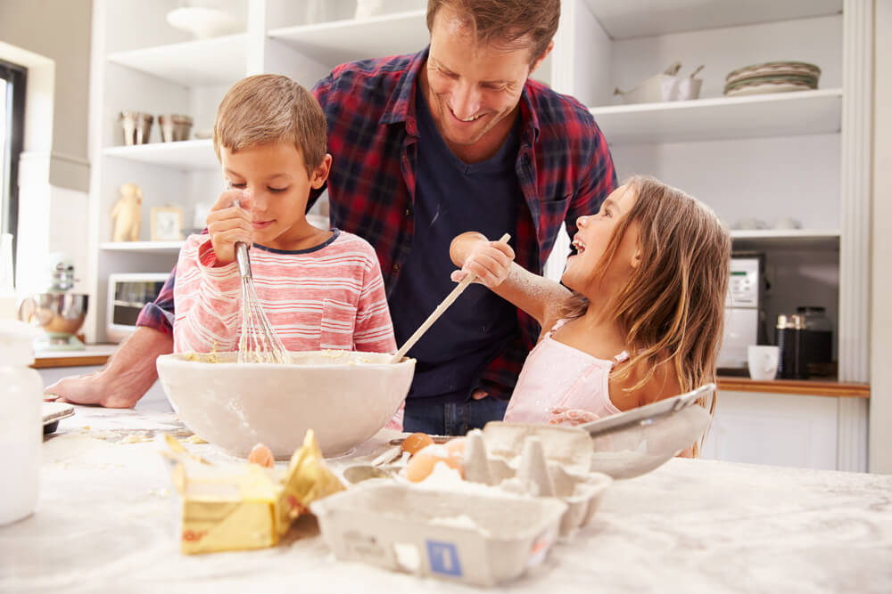 5 benefícios de cozinhar com seus filhos desde cedo