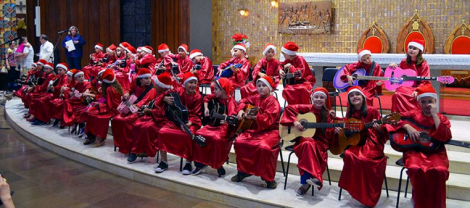 COM CORAL E VIOLÃO, ALUNOS DA ESCOLA SAGRADA FAMÍLIA, DE CASCAVEL – PR, APRESENTAM MÚSICAS DE NATAL