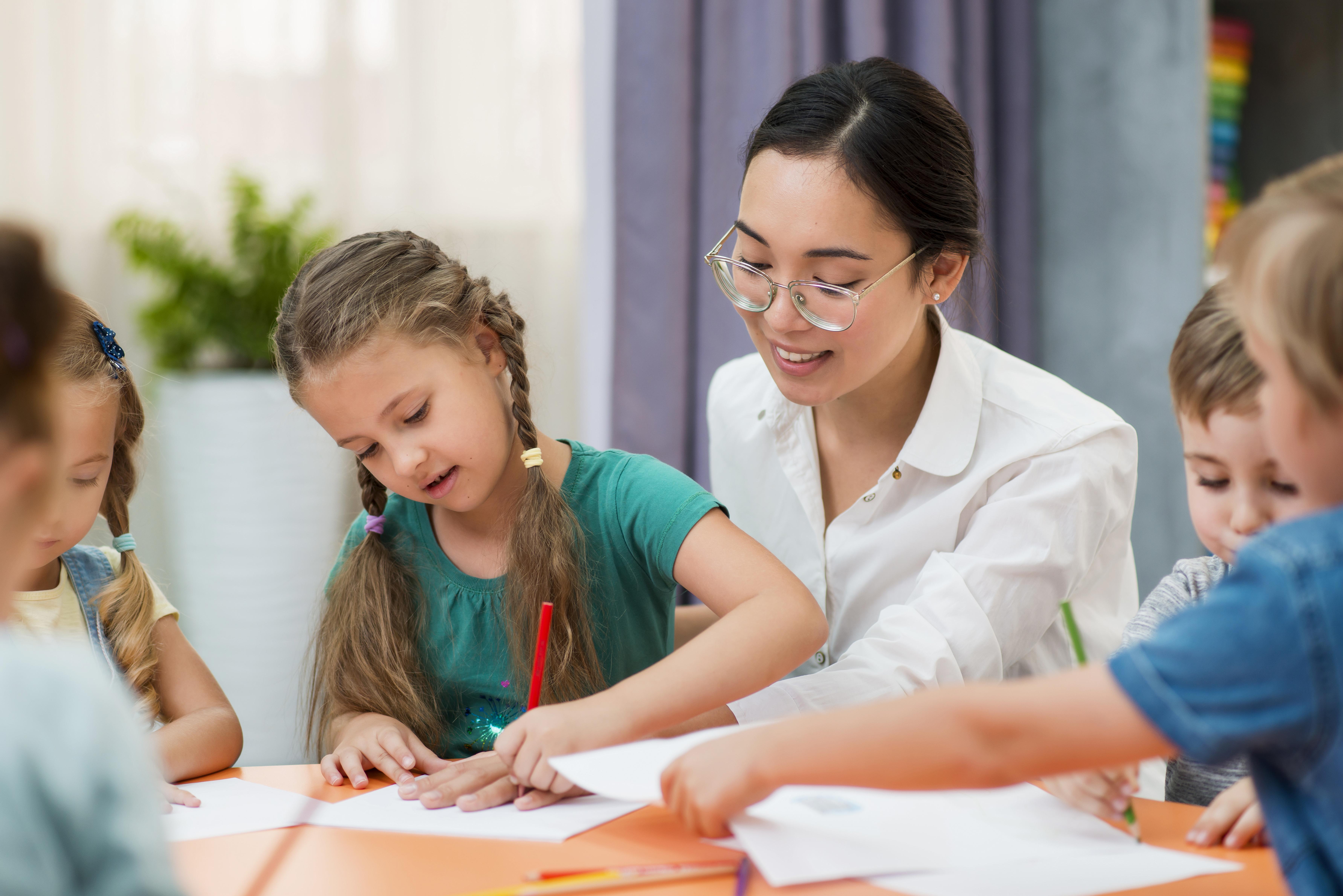 O boom tecnológico e a pandemia trouxeram novos desafios aos professores. Diante das novidades trazidas pelo ensino remoto e das inúmeras ferramentas que encantam diariamente os estudantes –por exemplo, tablets e celulares –, tornaram-se fundamentais medidas que garantam uma boa gestão de sala de aula.