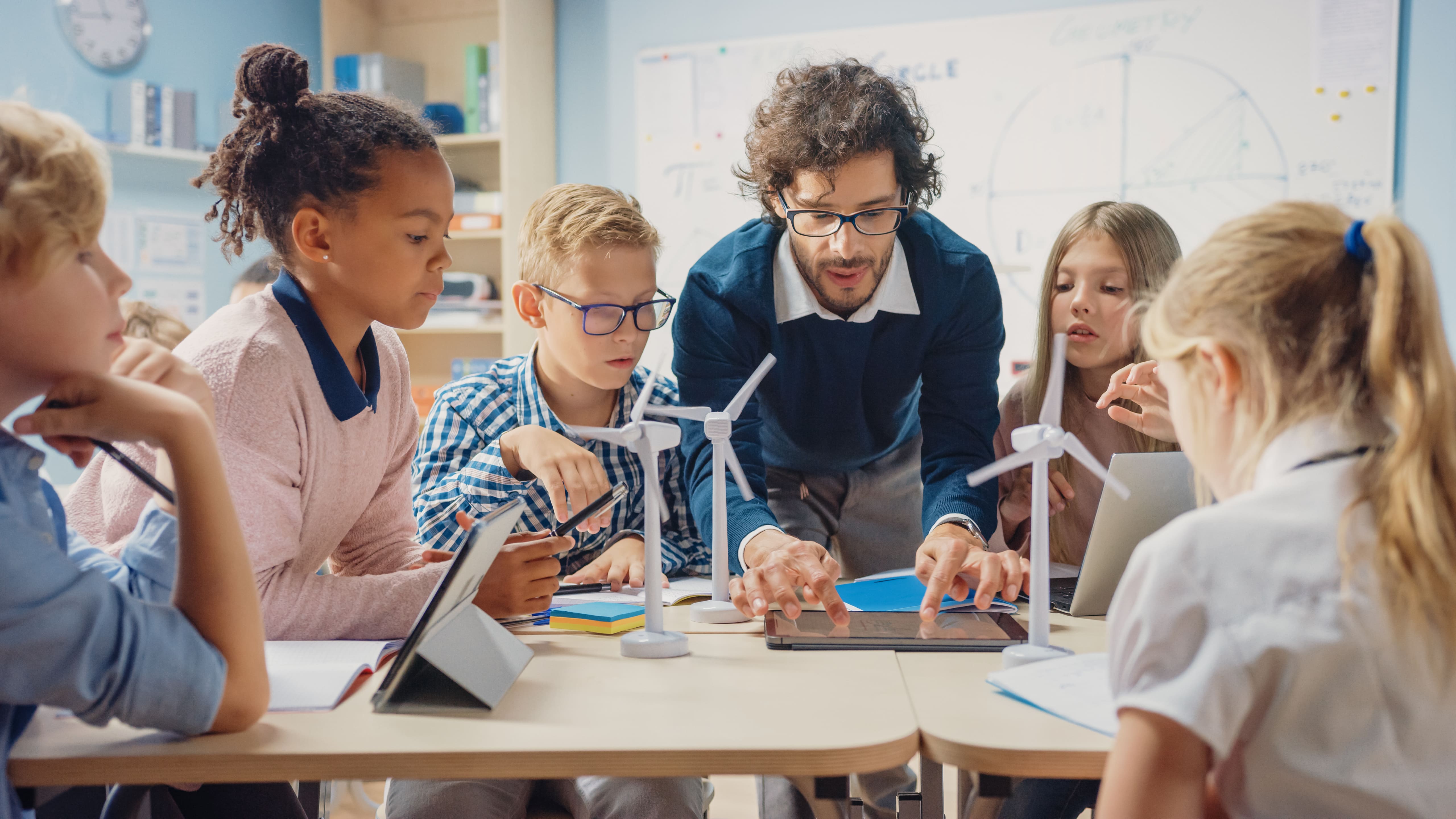 O mundo está se modernizando cada vez mais rápido, por isso sua escola deve estar ligada nas novidades para oferecer o melhor ensino aos seus alunos. Saiba mais sobre esse tema abaixo!