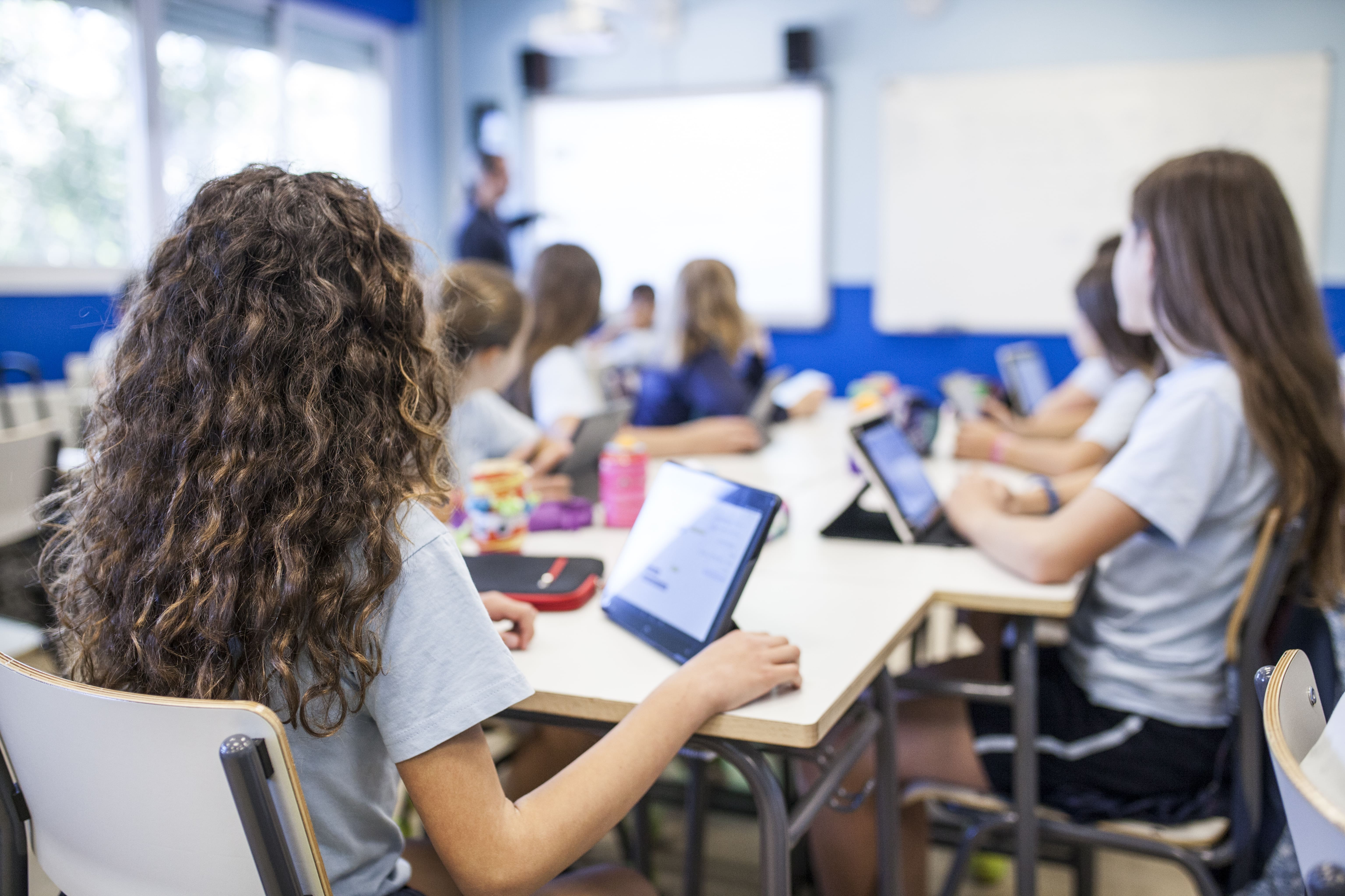 A tecnologia pode ser uma aliada muito importante no caminho do aprendizado dos seus alunos. Confira como adequar a sua escola para o uso dela em sala de aula.