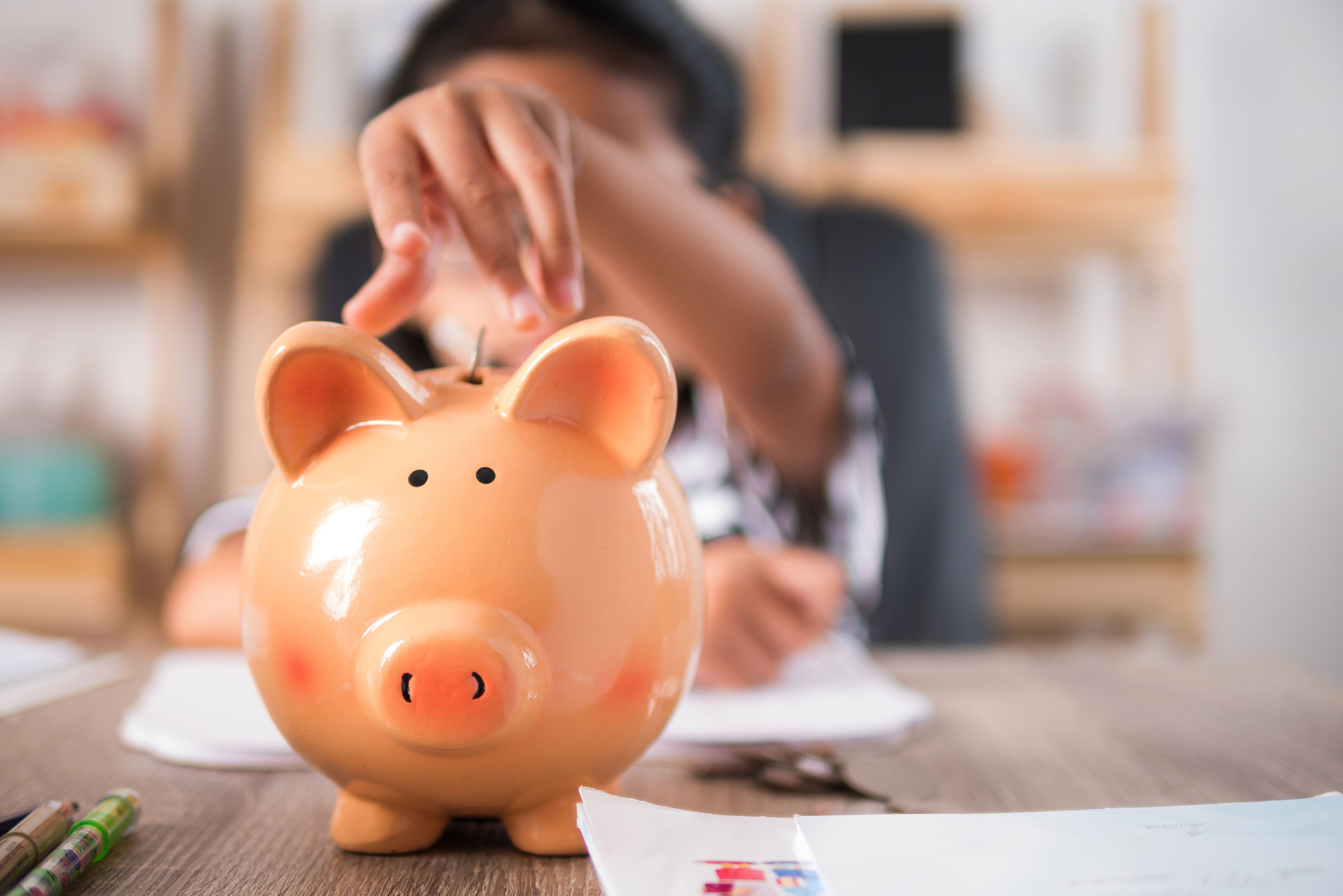 A educação financeira é um tema importante de ser ensinado para as crianças desde cedo. Um consumo consciente é o ideal para o futuro. Saiba como falar sobre o assunto com seus alunos!
