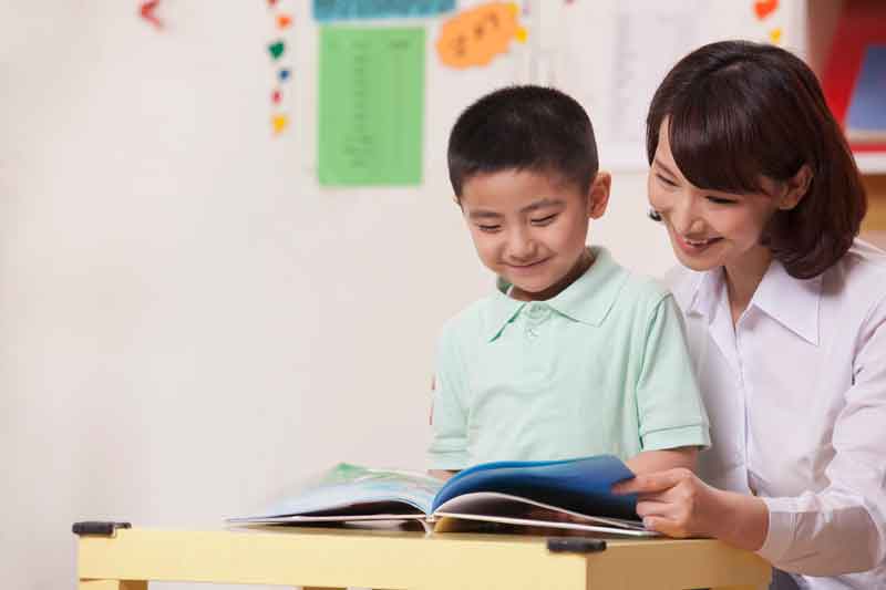 Ler para os alunos ajuda a aumentar o vocabulário e a memória