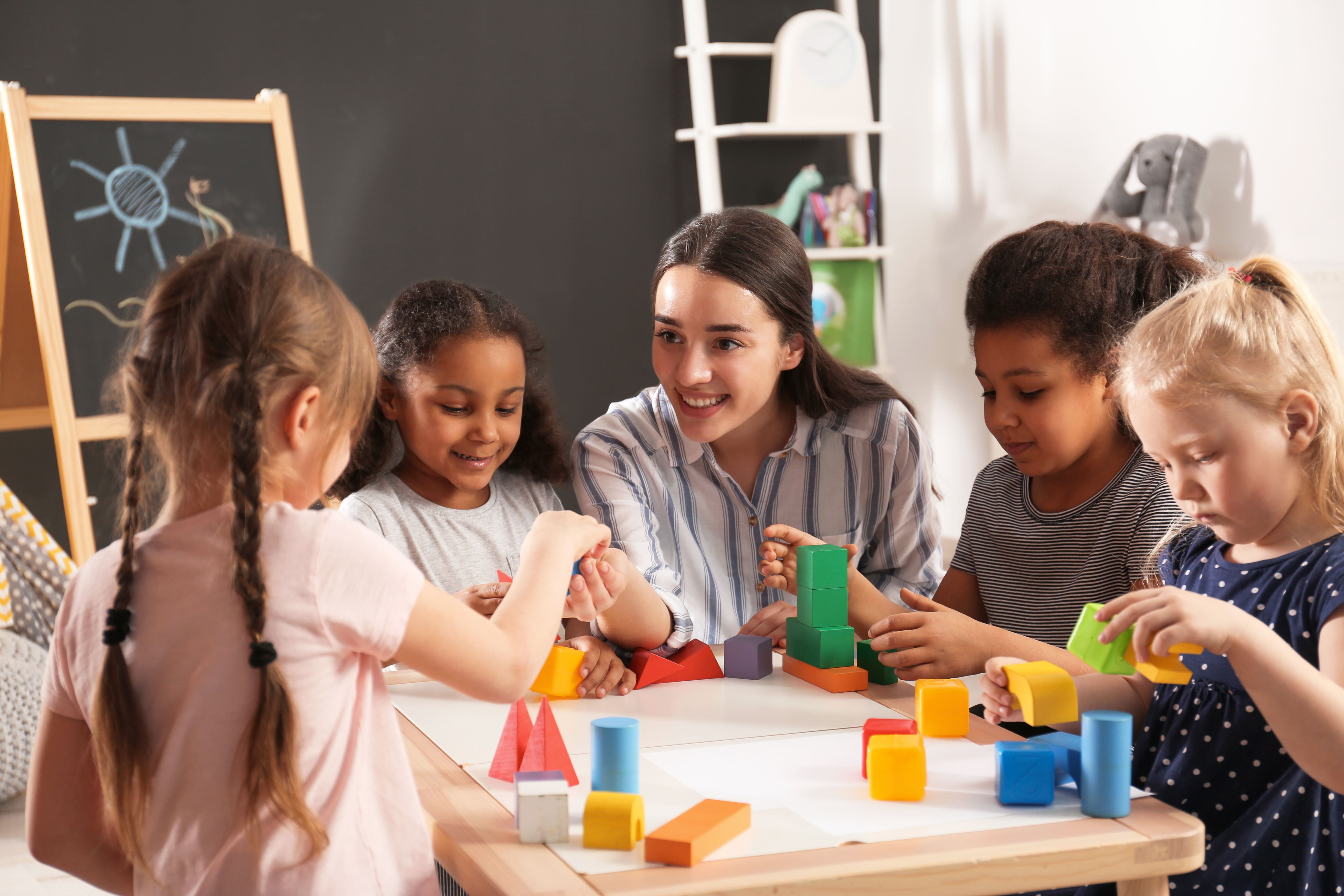 Os profissionais do corpo pedagógico no ensino infantil, como professores, gestores e pedagogos, têm papéis importantes para a educação das crianças. Saiba mais!