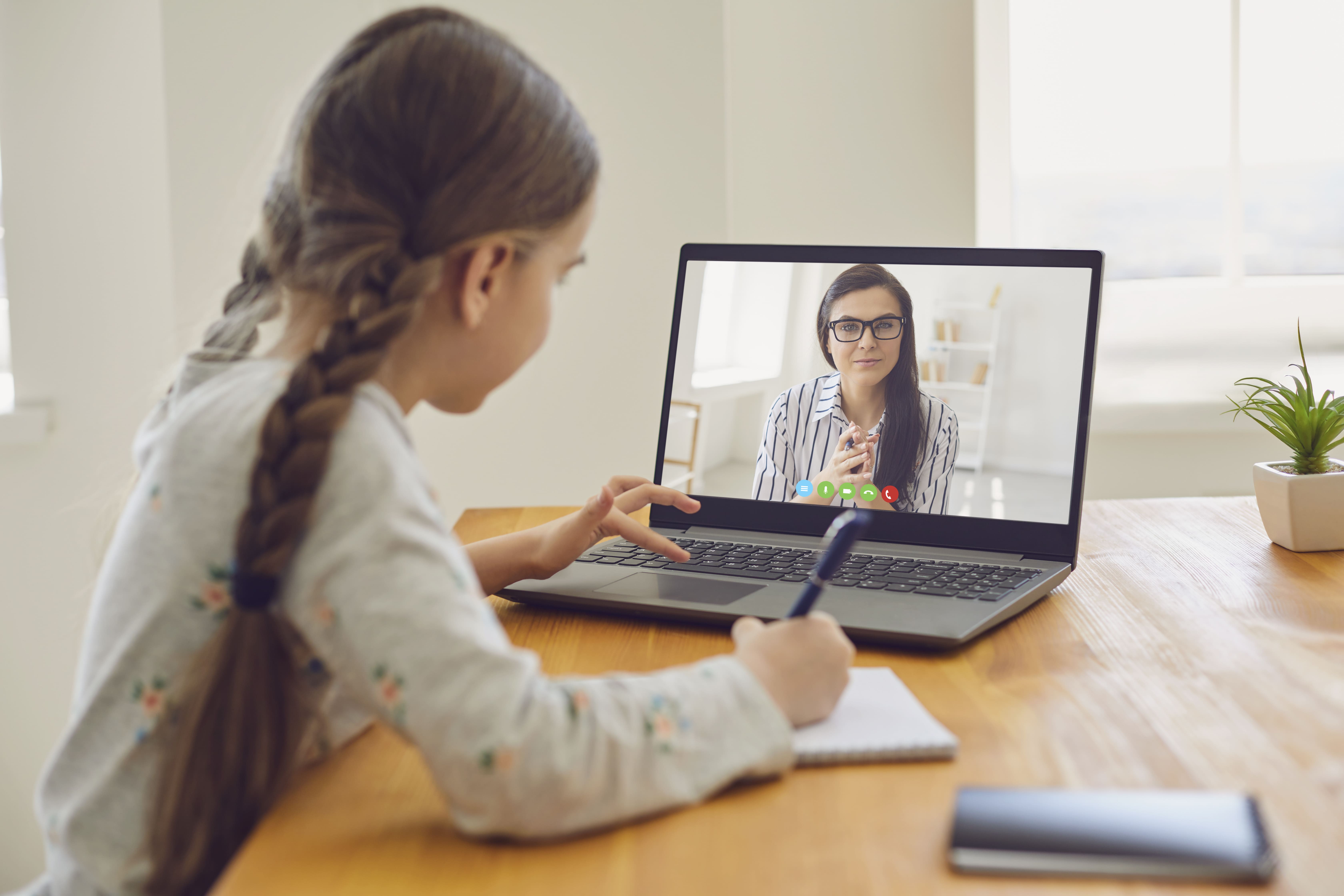 As videoaulas são um meio de modernizar e de facilitar o aprendizado dos alunos. Por isso, é essencial escolher um sistema de ensino que ofereça essa solução para a sua escola. Saiba mais!